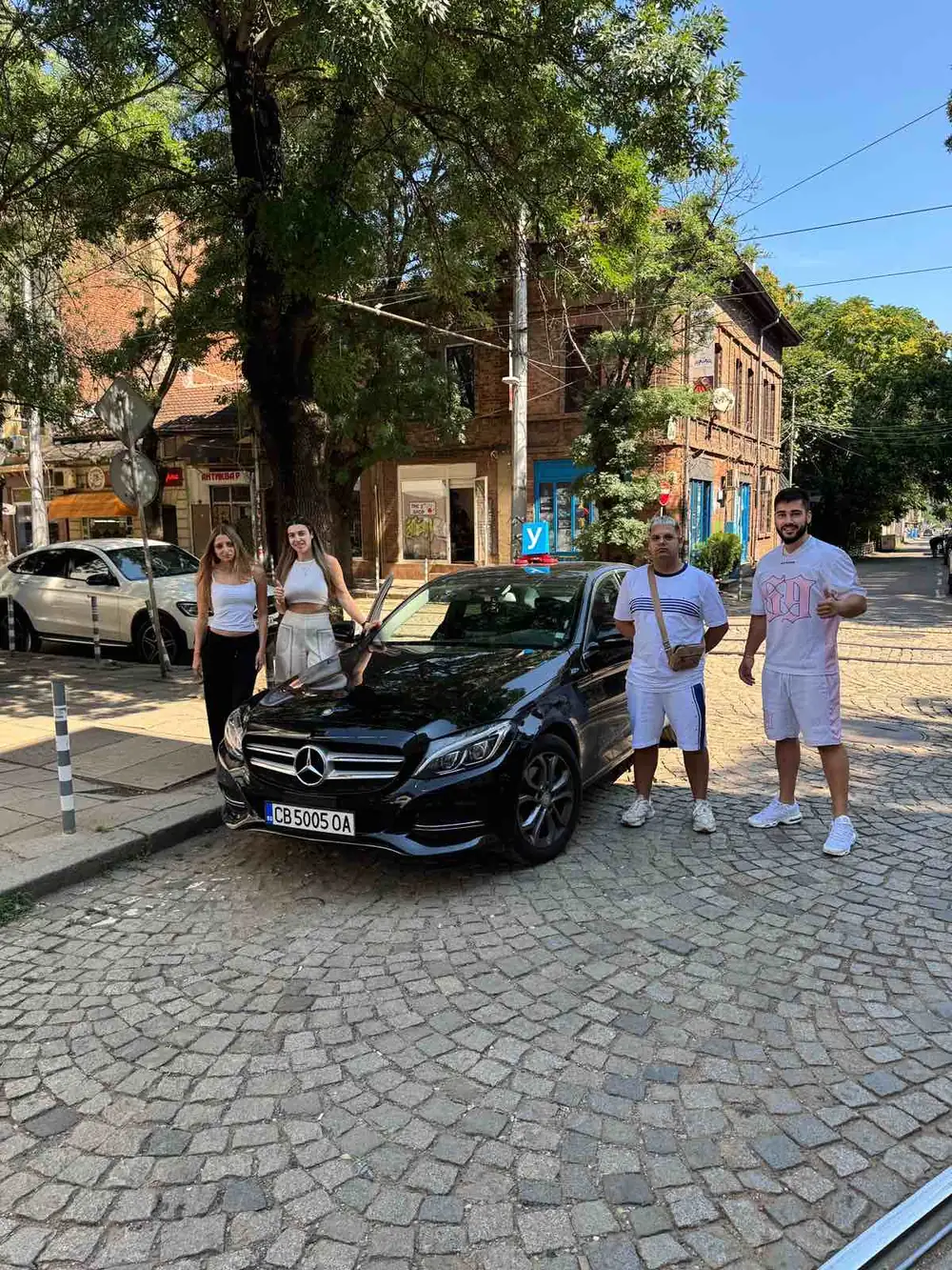 Курсисти до учебната кола на Бонини кар